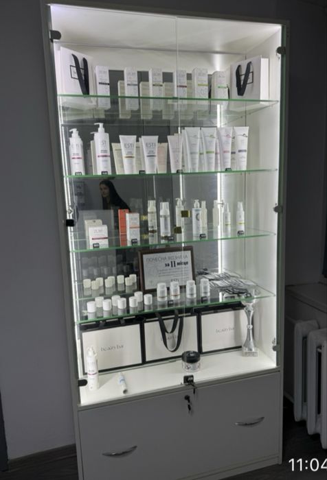 Шафа вітрина в салон ,магазин