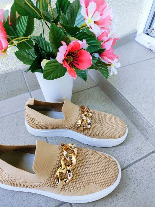 Beżowe sneakersy z siateczki z ozdobnym złotym łańcuchem stylowe