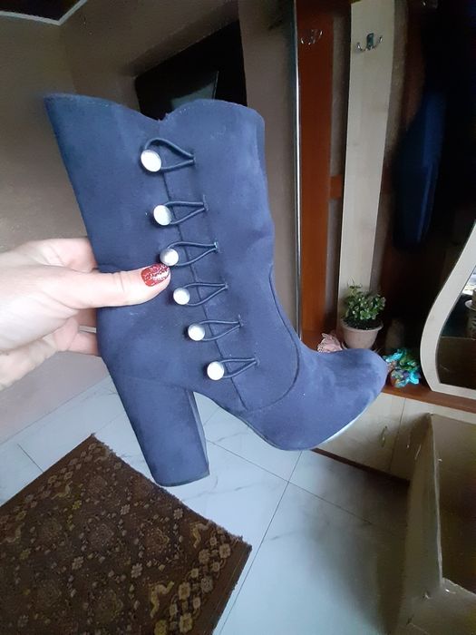 Продаються жіночі черевики.