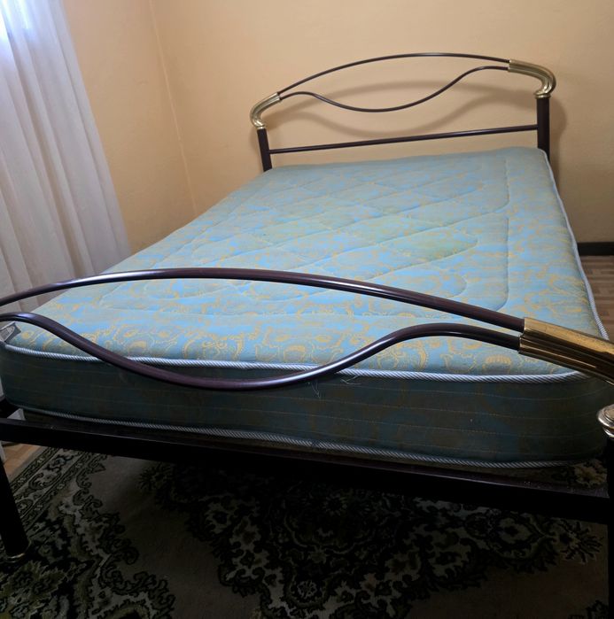 Cama de casal em metal