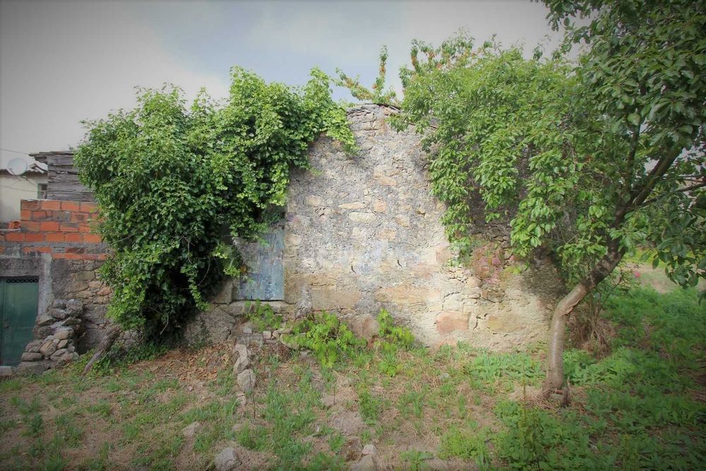 Casinhas de pedra e quintal em Paços da Serra (Serra da Estrela)