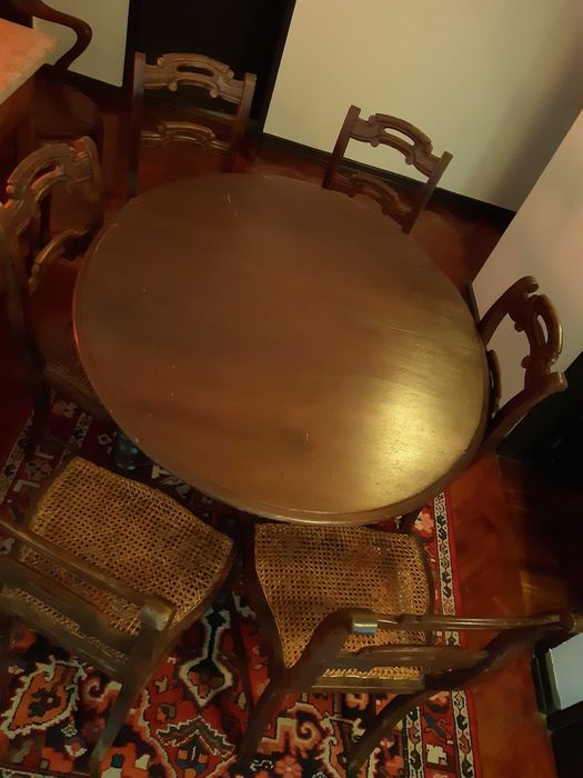 Mesa e cadeiras