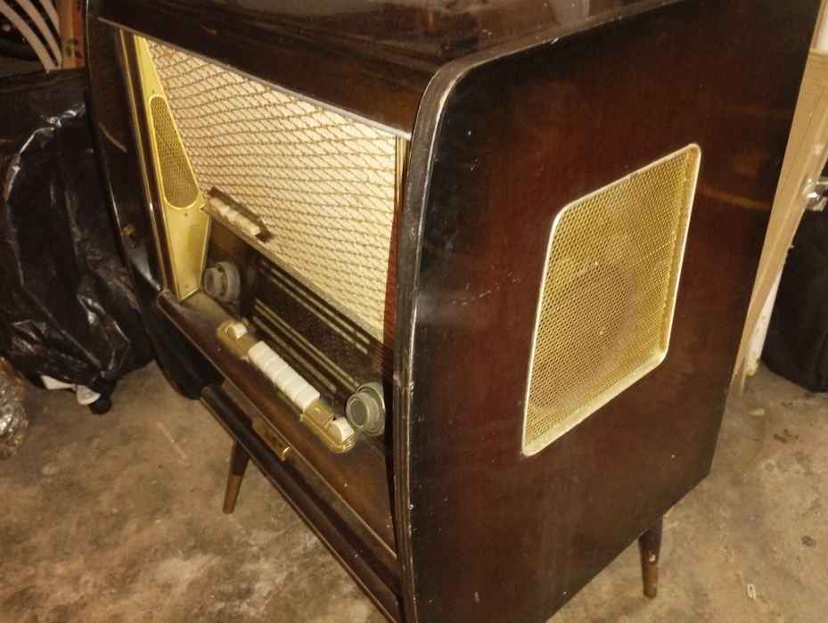 Rádio e Gira-discos Antigo