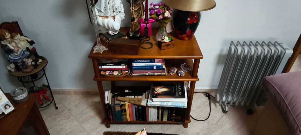 Vendo estante baixa / móvel livreiro em madeira, tom mel/cerejeira, com várias prateleiras.