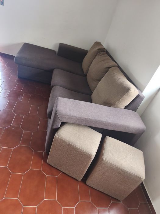 Sofá com chaise long e 2 bancos