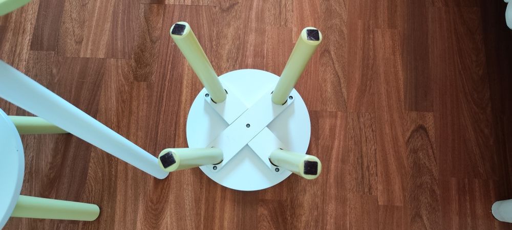 Mesa de criança e bancos