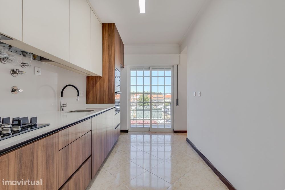 Apartamento T2 | Remodelado | Varandas | Elevador | Lareira — Quinta do Conde, Setúbal