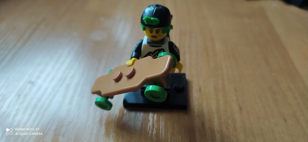 LEGO Минифигурка Лонгбордист Серия 27 оригинал 71048
