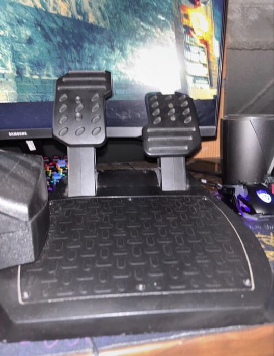 volante Thrustmaster T80, compatível com PS3, PS4 e PC.