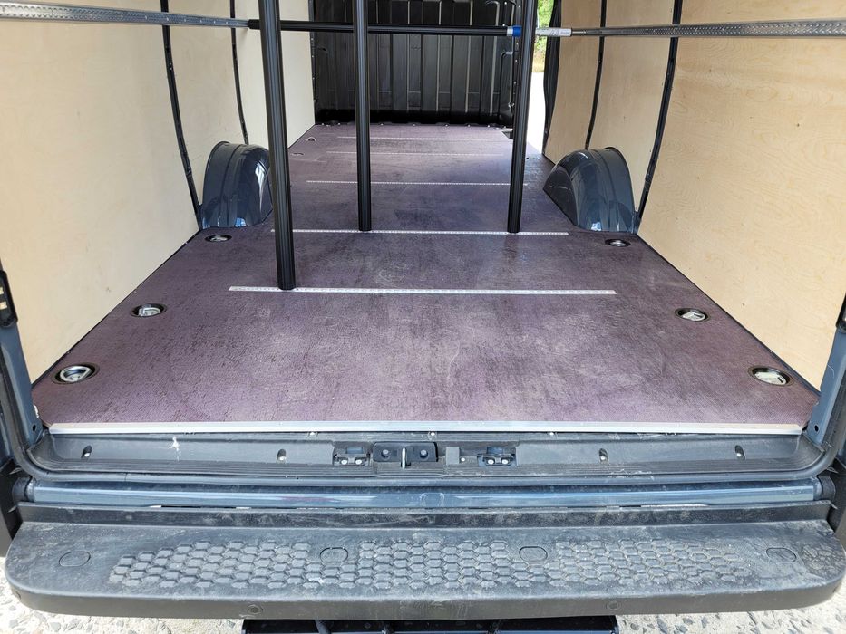 Zabudowa busa Iveco Daily 16m3 podłoga, boki, szyny airline