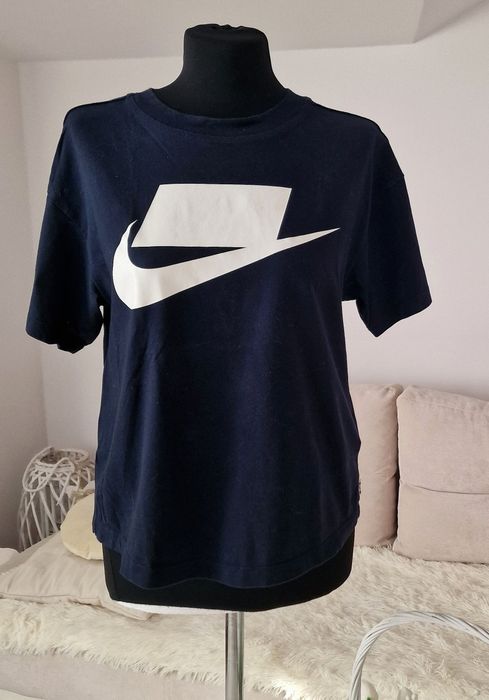 T- SHIRT czarny z nadrukiem " Nike".