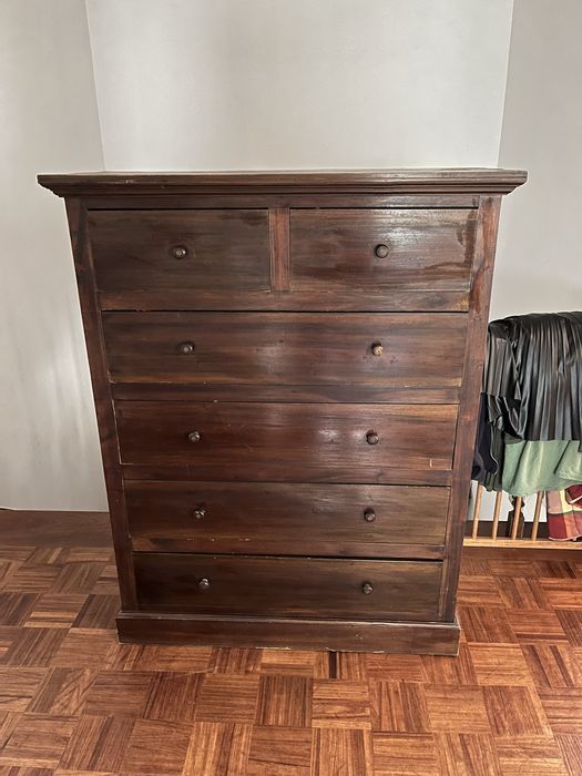 Cómoda antiga em madeira maciça