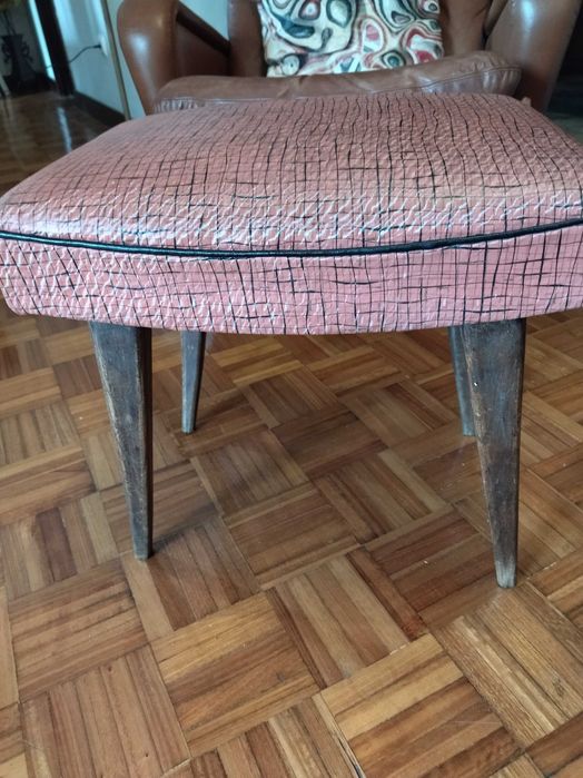 Banco pousa pés muito antigo e em muito bom estado.