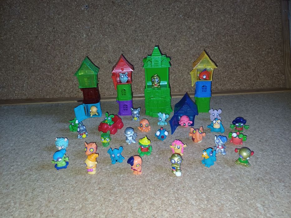 Zomlings. 
Conjunto de casas e bonecos. 
Em bom estado, como novo.