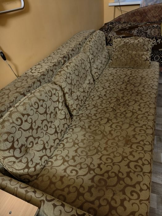 Продам 2 дівани у гарному стані.