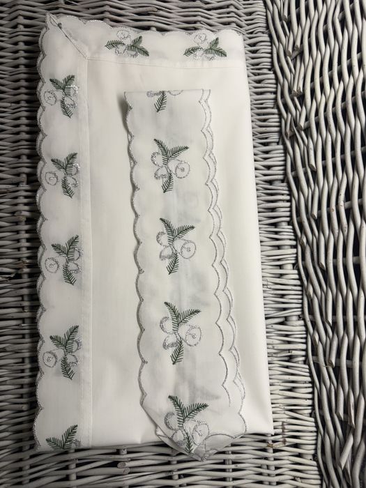 Biały Komplet Świąteczny: Obrus 80x80 cm + Szarfa Dekoracyjna 130 cm