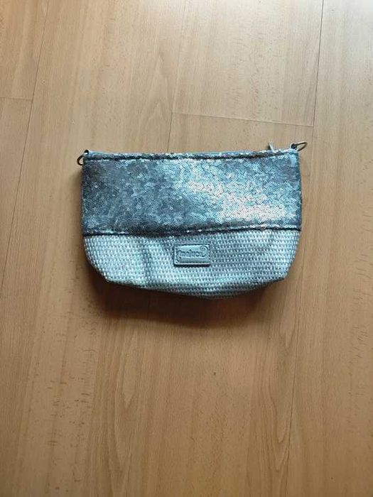 Bolsa de mão prateada com lantejoulas e acabamento em ráfia.