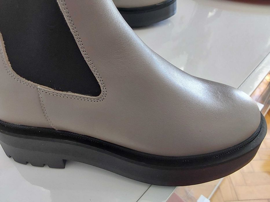 Botas de pele cinzentass novas.