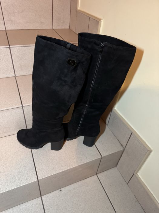 Czarhe zamszowe kozaki rozm 39