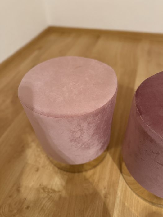 Pufy różowe ze złotą podstawą