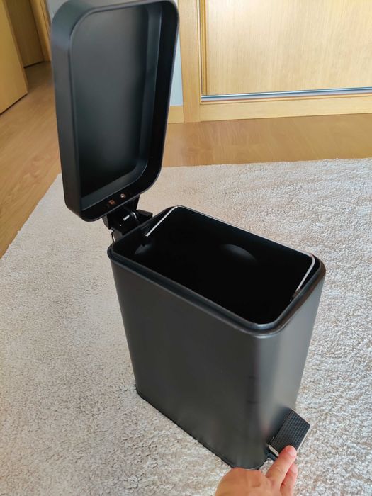 Caixote do lixo preto (casa de banho)