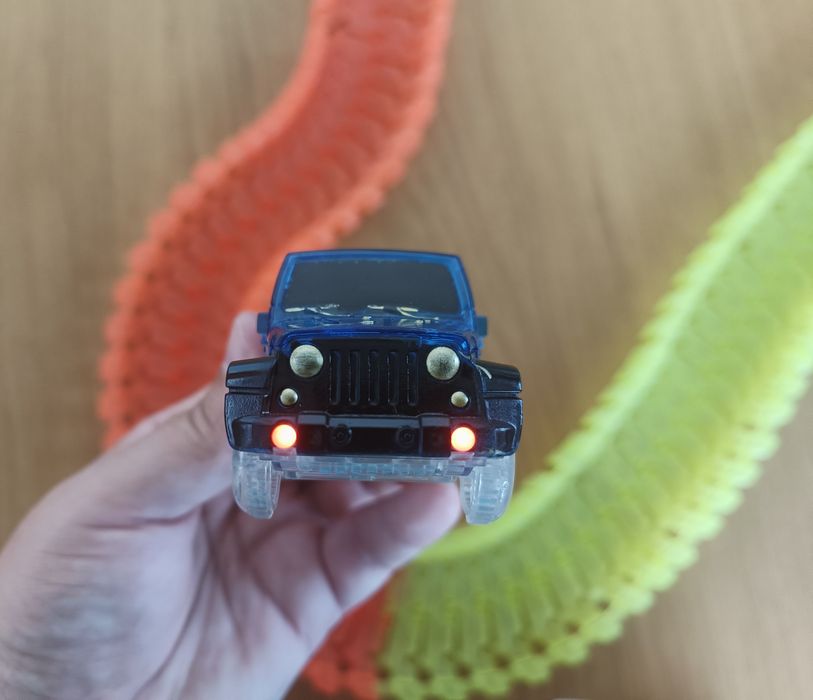 Pista com carro com luz