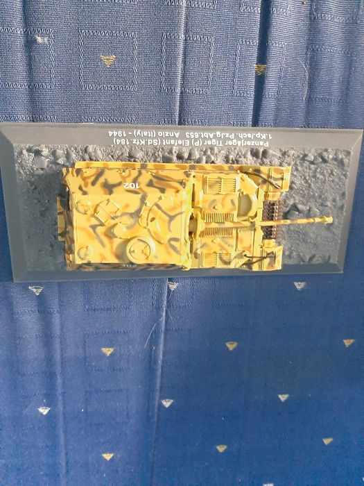 Viaturas Militares blindadas e máquina fotográfica