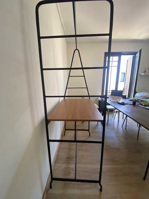 Mesa de cozinha com arrumação castanha e preta