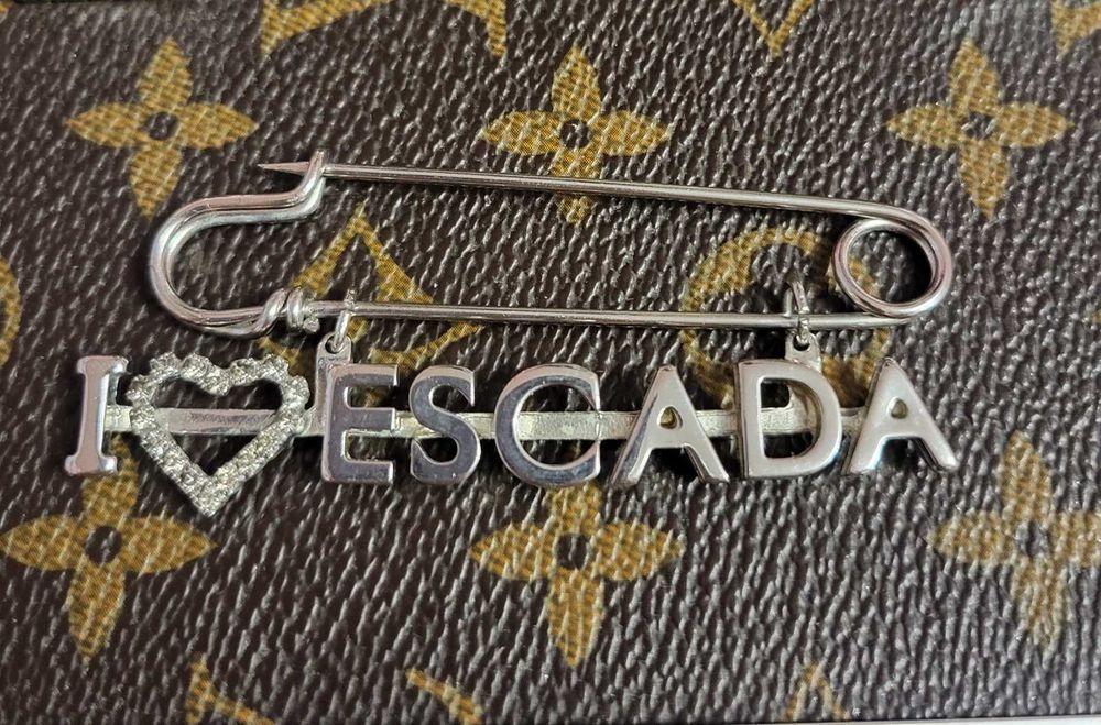 Продам супер-брошь Escada