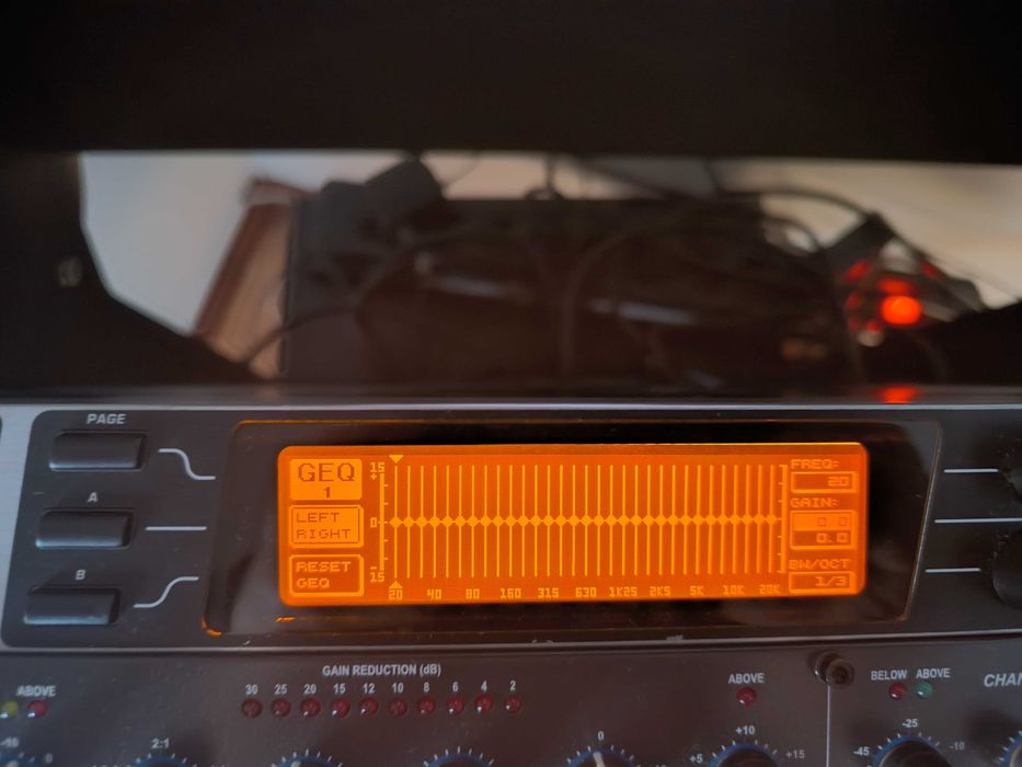 Behringer DEQ2496 Ultra-Curve Pro (LER ATENÇÃO - COM DEFEITO)