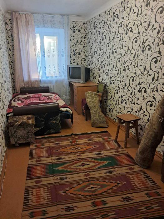 Сдам комнату в квартире. Центр, район рынка Озерка. Можно мужчина.