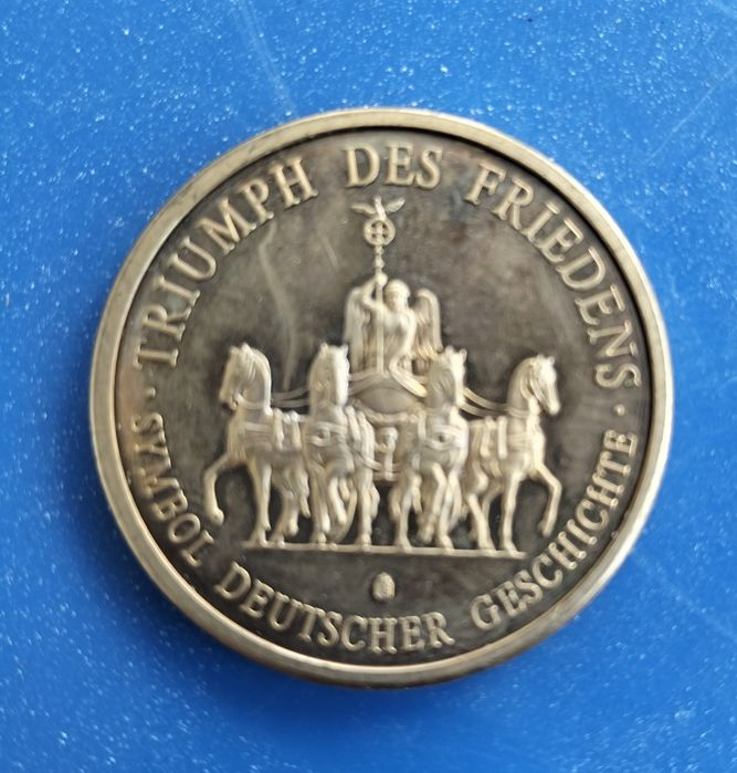 Zestaw ciekawych medali, plus moneta