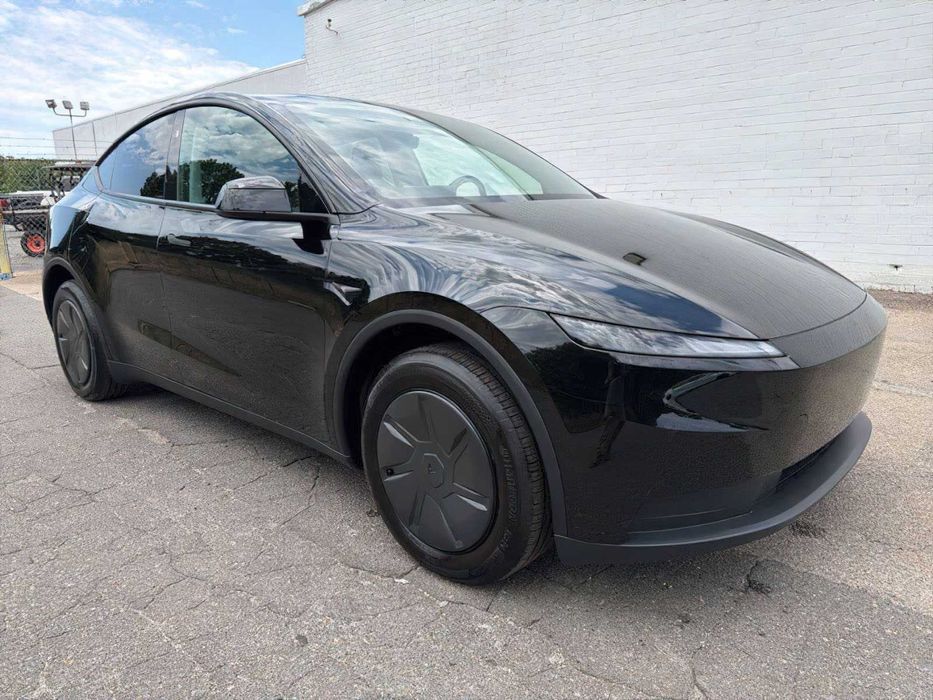 Tesla Model Y      2026