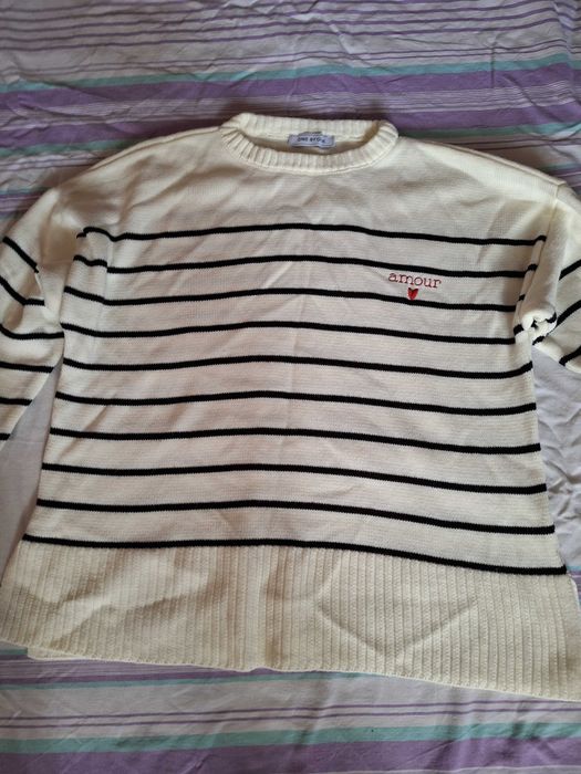 Джемпер жіночий світлого кольору.