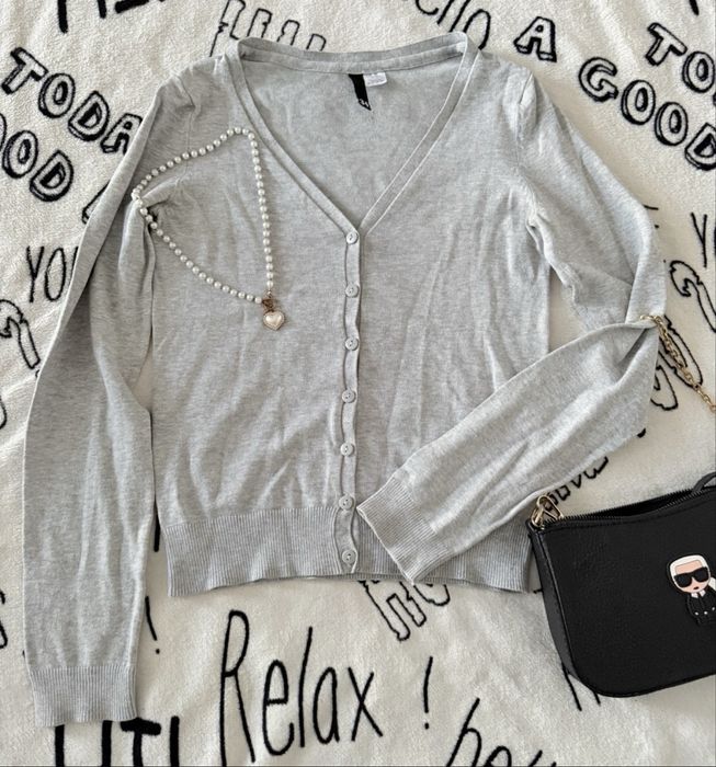 Sweterek na guziki cienki