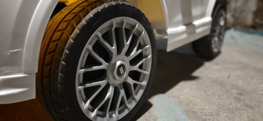 Дитячий електромобіль Audi Q8