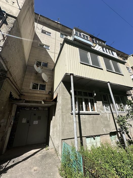 В продаже 2-комнатная квартира на Черёмушках  с большим балконом.