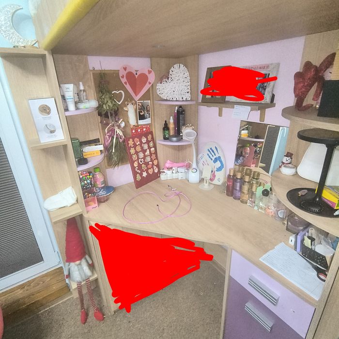 Antresola z biurkiem i szafa