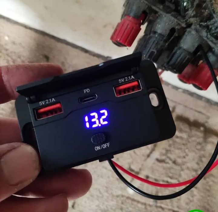 Устройство для зарядки до 3 телефонов от акумулятора12В.Вольтметр.