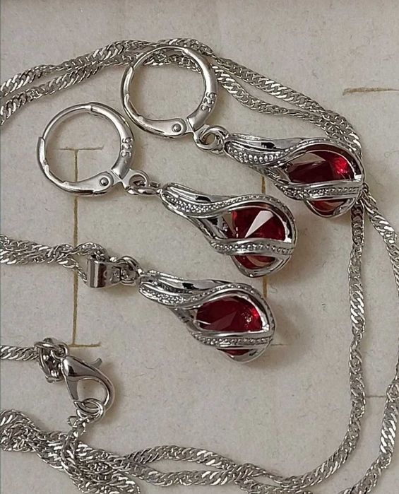 Srebrny komplet biżuterii z czerwonym oczkiem