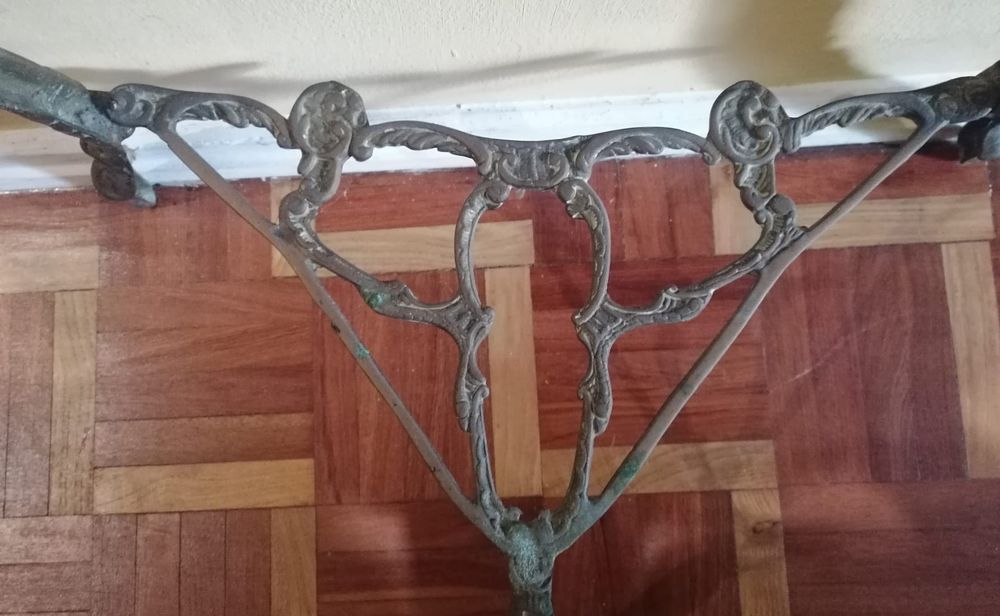 Bonita credência metal com tampo pedra mármore rosa como nova
Se encon