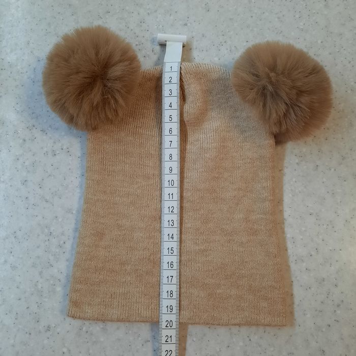 ПРОДАМ детскую шапочку с двумя помпонами.