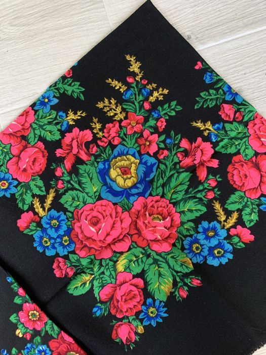 Українська шерстяна хустка, чорна, червона
