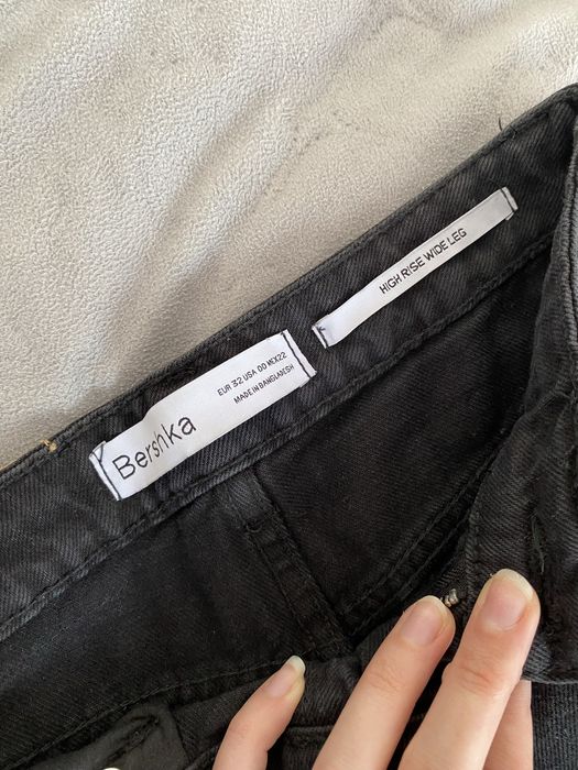 Трендові чорні джинси з розрізами Bershka