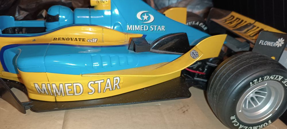 Carro formula 1 de grandes dimensões para restauro