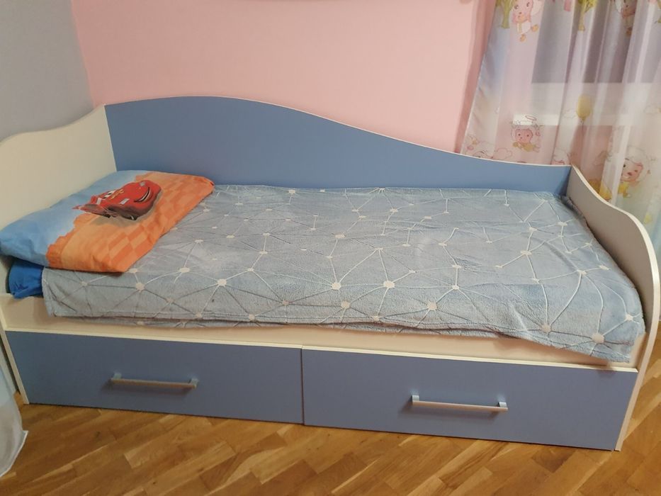 Ліжко для підлітка та поличка