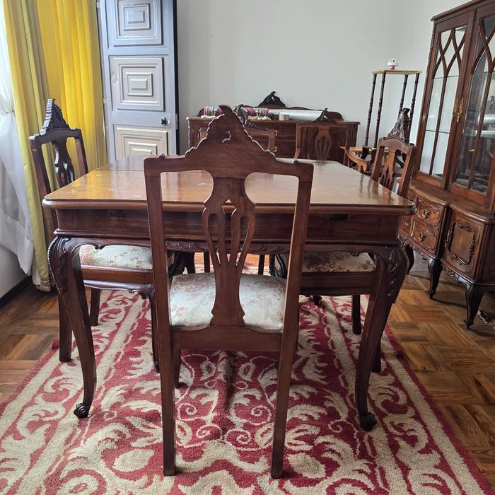 Mobília de sala de jantar antiga em madeira maciça