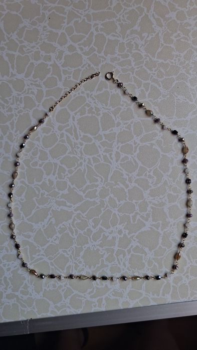Colar delicado dourado com pedrinhas coloridas  lindo e leve