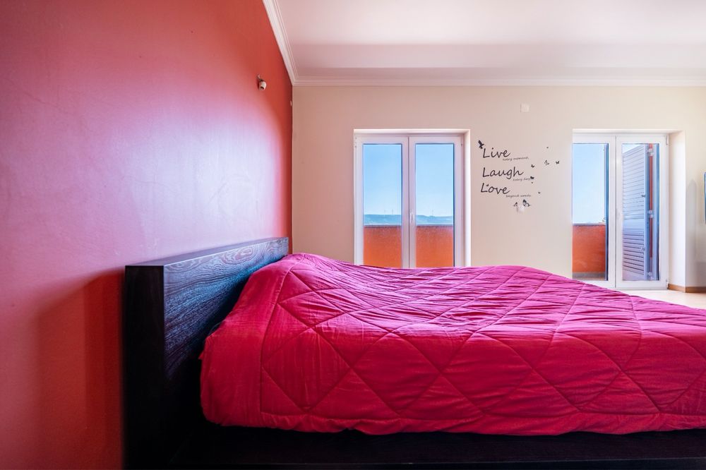 Quarto King Size- Cama + estrado+ 2 mesas cabeceira + colchao