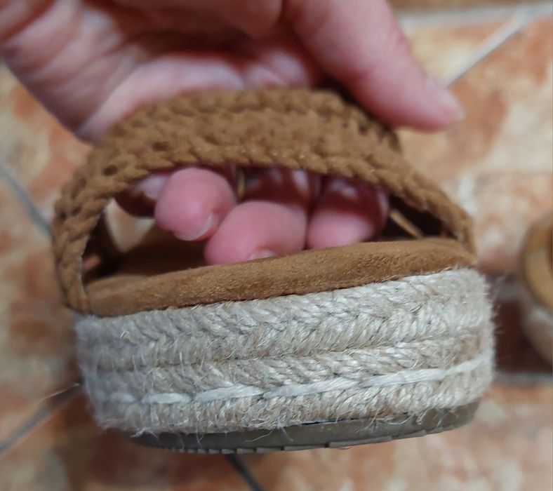 Buty plecione na koturnie